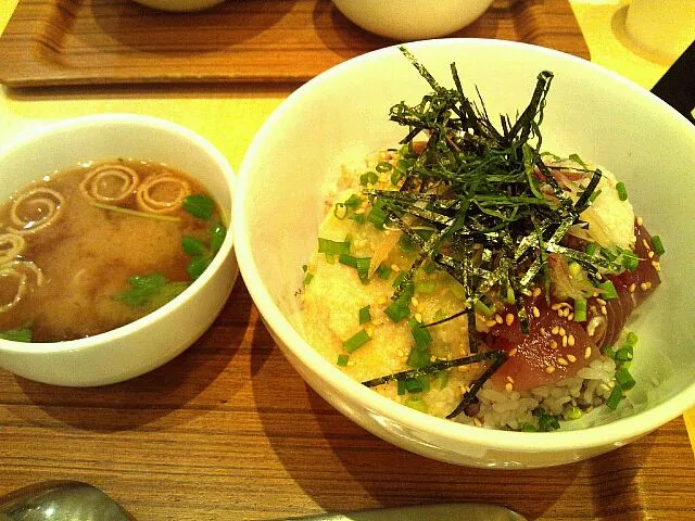 鮪とアボカド丼|ミントとよもぎさん