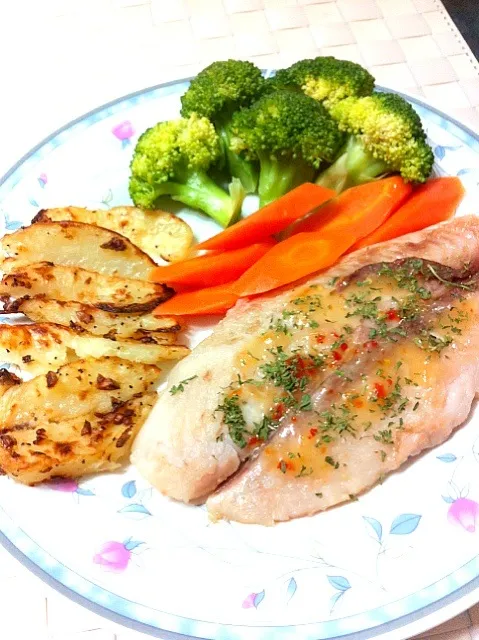 Pan fried Dory Fish with Baked Potato Wedges n Boiled Veg|shirlynさん