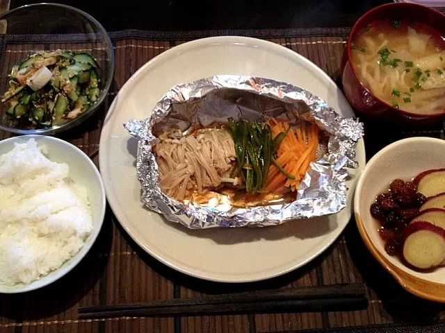 鮭のホイル焼き、さつまいもとレーズンの甘煮、ちくわときゅうりのゴマ酢和え|はるさん