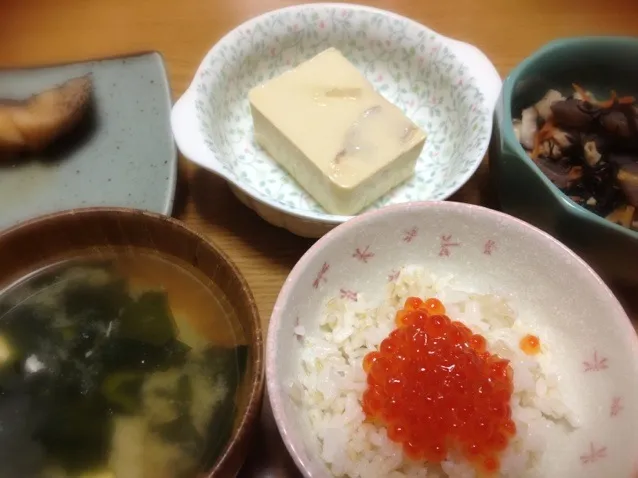 いくらご飯にワカメ汁、銀たら醤油煮と卵豆腐、ひじきの煮付け|まりこさん