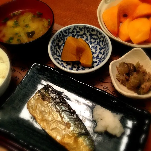 昨日の夕飯♪  塩鯖  南瓜煮付  茄子とツナの甘辛煮  味噌汁  柿|ikukoさん