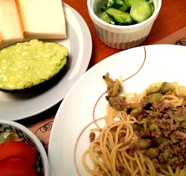 今日の夕飯♪  茄子と挽肉のパスタ  アボカドディップ  サラダ|ikukoさん