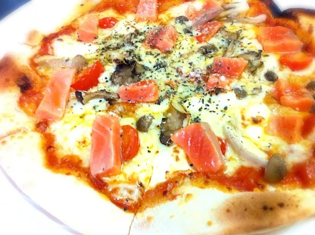 “香草オイルのサーモンマリネ＆クリームチーズのPIZZA”|22_n_mindさん