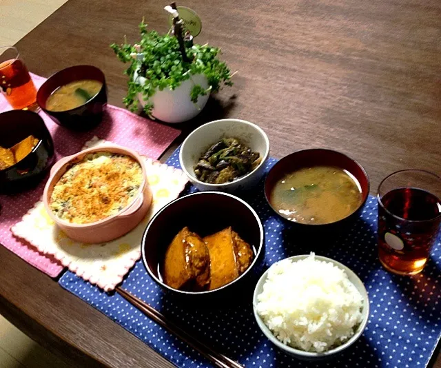 厚揚げの射込み煮、牡蠣とほうれん草の和風グラタン、茄子とピーマンの胡麻味噌炒め、なめこのお味噌汁、ご飯|pentarouさん