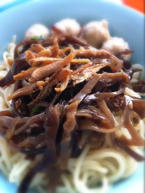 Noodles with mushrooms, meatballs and anchovies|Darren Loさん