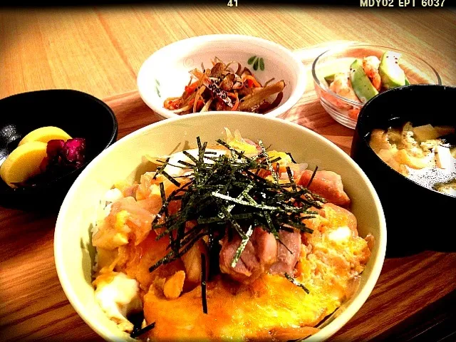 親子丼.きんぴらごぼう.エビとアボガドのサラダ.豆腐とお揚げの味噌汁|kazukazumamaさん