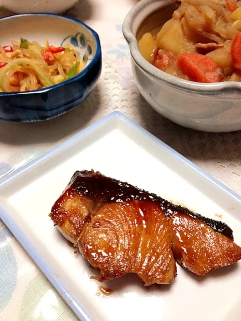 Snapdishの料理写真:ぶりの照り焼き〜春雨中華サラダ〜昨日の残りの肉じゃが☆|のりこさん