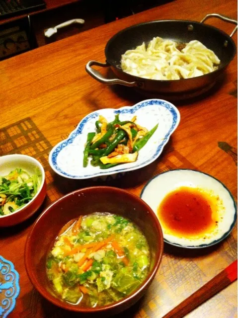 Snapdishの料理写真:青椒肉絲、チルド餃子、具だくさん春雨スープ、水菜ごま和え|二宮みさきさん