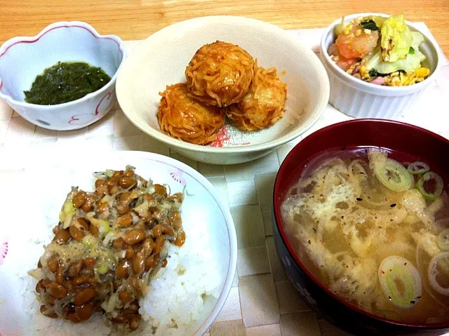 揚げ焼売、キャベツとエビの塩辛炒め、メカブ、納豆ごはん、タマネギと油揚げのお味噌汁|ゆにょさん