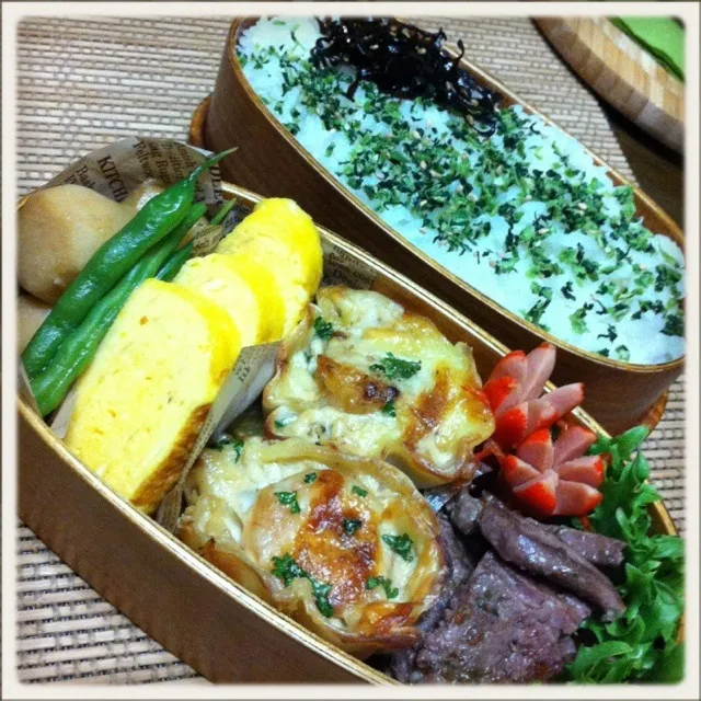 昨夜のグラタンを餃子の皮カップに入れてチン🎵けど、芋の煮っ転がしは、和風…そんな金曜日だからって、詰めりゃあ〜いいや弁〜😅💦|いよこ🍻さん