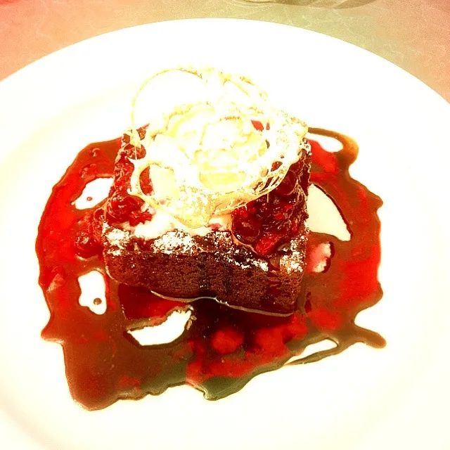 Chocolate Brownie w/ vanilla icecream & berry compote|Andrew Wardellさん