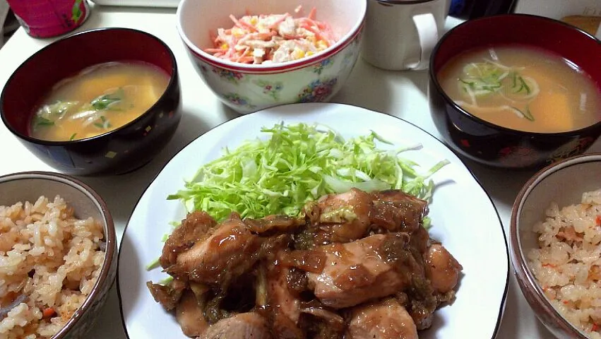 五目ごはん、とうふの味噌汁、レンコンのサラダ、鶏むね肉のしょうが焼き、|aikoりんさん