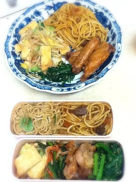 Snapdishの料理写真:今日のJKランチプレート＆OL弁当は二色麺。デミグラパスタとニンニク焼きそば★|hoppycowさん