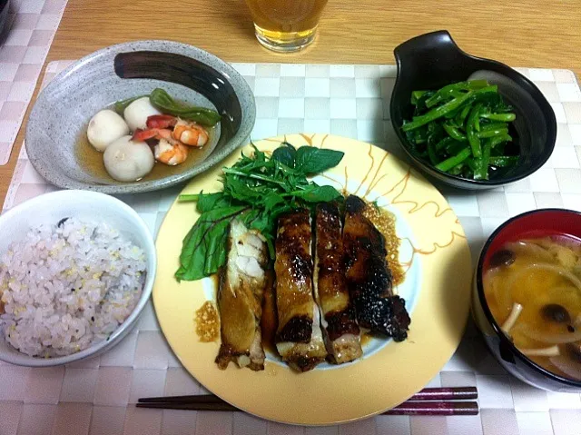 照り焼きチキン、海老・小芋・ししとうの炊き合わせ、小松菜のお浸し生姜だし醤油、十六穀米、お味噌汁。|Angie44さん