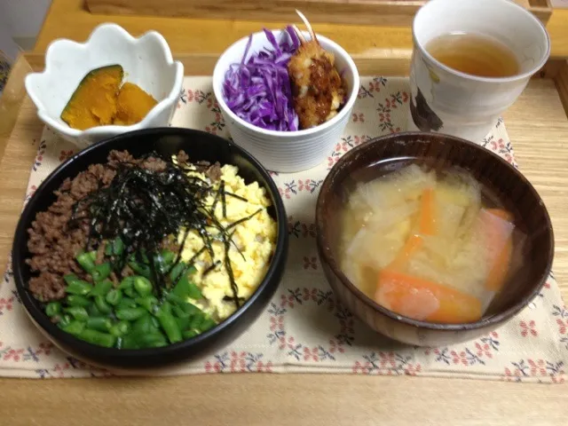 ♢そぼろ丼、お味噌汁、カニ爪フライ、紫キャベツのサラダ、南瓜の煮物|aomikoさん