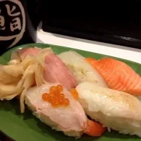 季節の五貫盛り🍣トロ➕キングサーモン➕真いか➕炙りえんがわ➕生えび🍣@すし三崎丸新宿京王モール店|ナナナさん