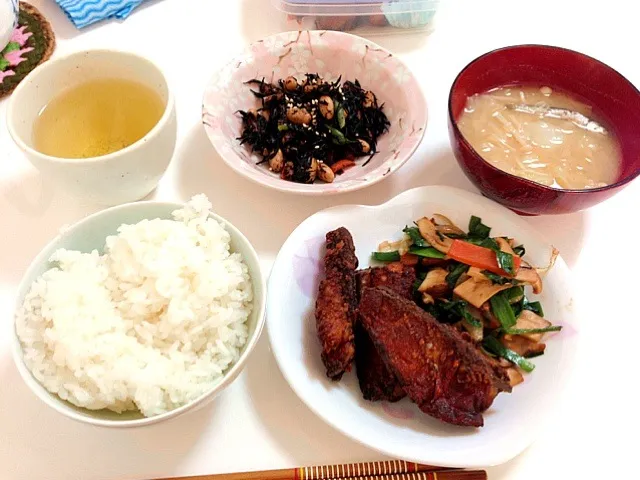 鯖のカレー風味竜田揚げ  野菜炒め  ヒジキ  味噌汁  ごはん|コックマンさん