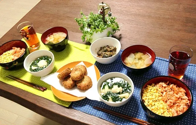 鮭と玉子のそぼろご飯、海老カマのほうれん草あんかけ、かぼちゃコロッケ、大根のお味噌汁、茄子とピーマンの味噌炒め|pentarouさん