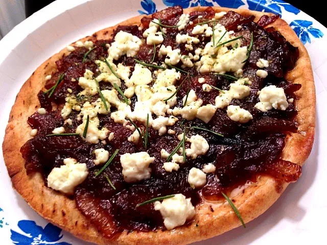 Caramelized onion, rosemary and feta pita pizza|Phyliciaさん