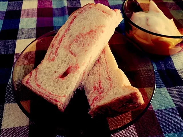 苺の食パンと柿ヨーグルト|ちぃたさん