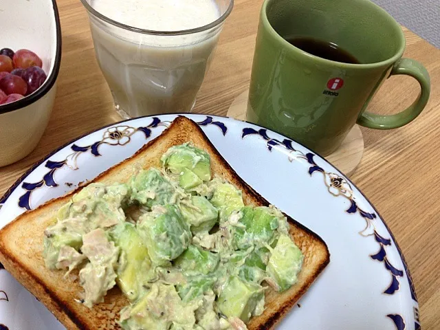 Snapdishの料理写真:アボカドとツナのクミン風味トースト、バナナジュース、コーヒーの朝ごはん。朝からうまーo(^_^)o|うみちづさん