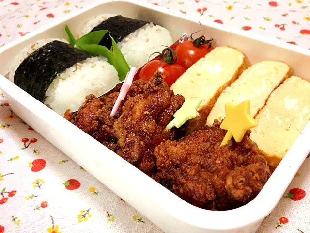 Snapdishの料理写真:俵型おむすびと鶏のからあげ弁当|ひかるんさん