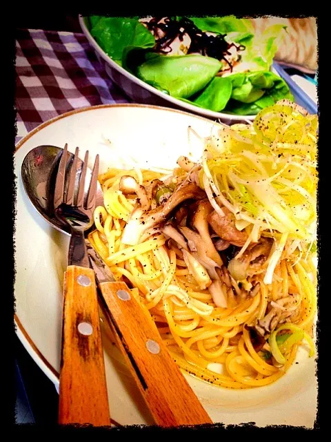 今日のトモコンダテは4種のきのこと白葱のパスタ、鶏ハムと豆腐の塩こんぶサラダ♪|🇯🇵ともこちゃん。さん