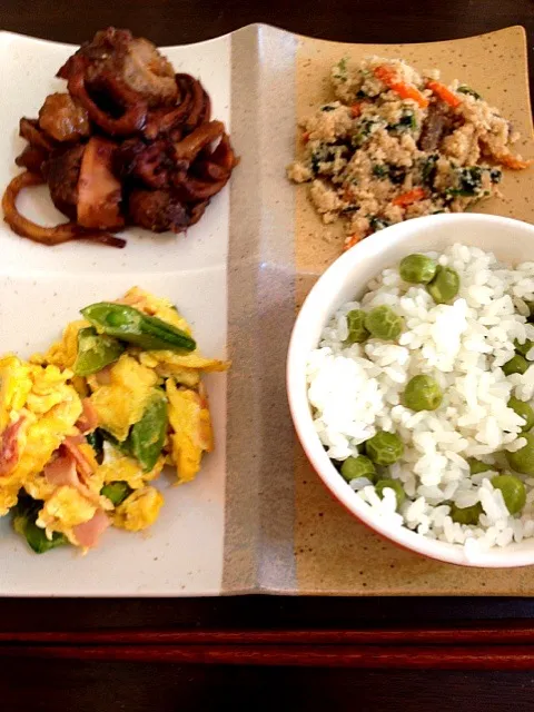 豆ご飯・いかと里芋の煮物・卯の花・ベーコンスナップエンドウの卵炒め|さのあやみさん