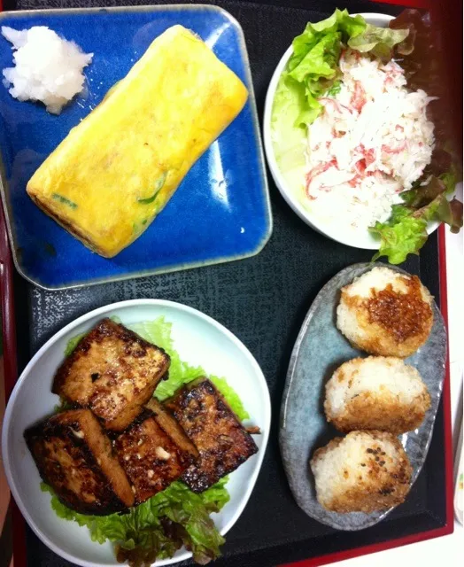 豆腐ステーキ卵焼き焼きおにぎりかにサラダ|しおりんさん