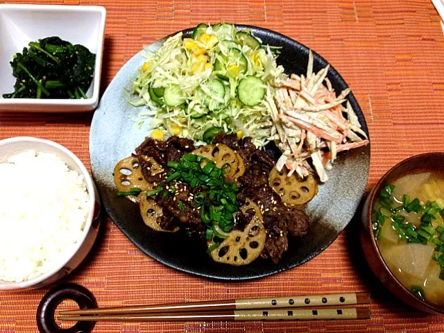 牛肉と蓮根の甘辛炒め、ごぼうサラダ、サラダ、ほうれん草の胡麻和え、お味噌汁♡|yuiさん