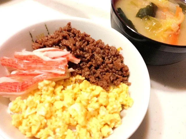 三色そぼろ丼、野菜たっぷり味噌汁|Konohaさん