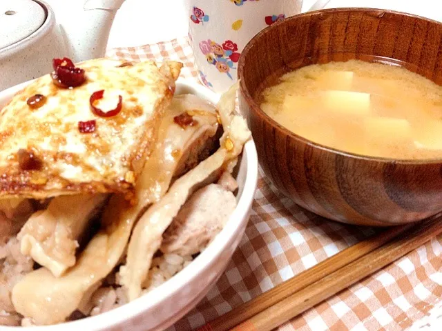 シンガポールチキンライス丼と豆腐の味噌汁|amiさん