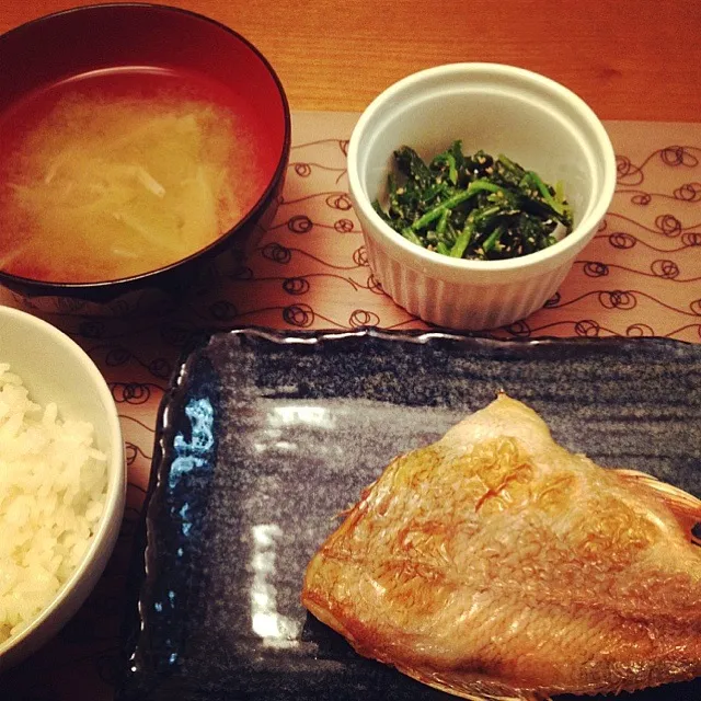 昨日の夕飯♪  焼き魚（赤魚） 法蓮草胡麻和え  味噌汁|ikukoさん