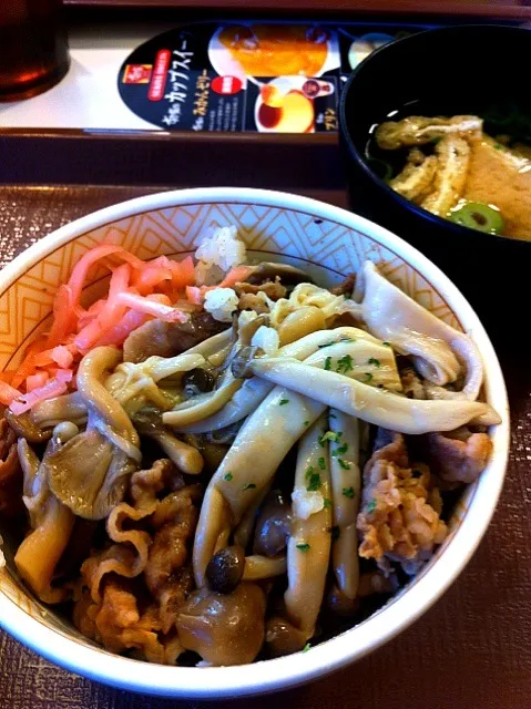 Snapdishの料理写真:Sukiya gyudon de kinoko!!!!|lucia inoueさん