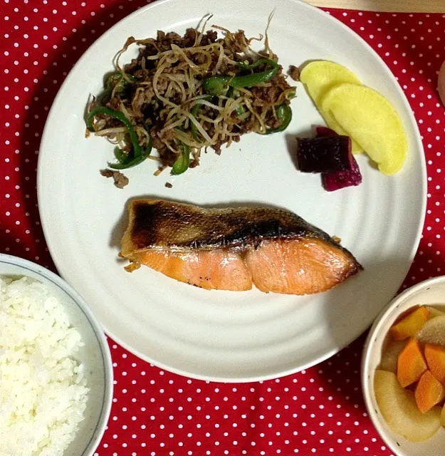 塩麹の焼き鮭、ピーマンもやしのひき肉炒め、大根の煮物、漬物|うじぴよさん