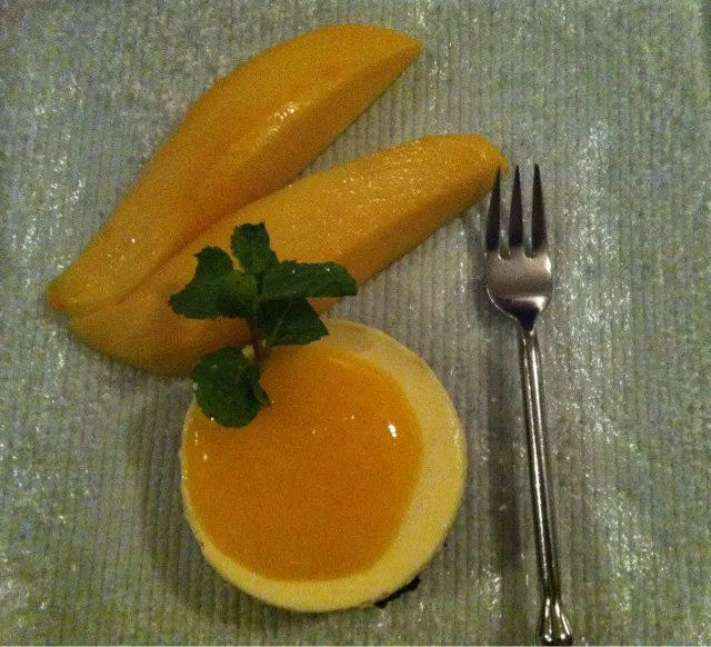 Cheesecake with mango puree on top|ilsphet del marさん