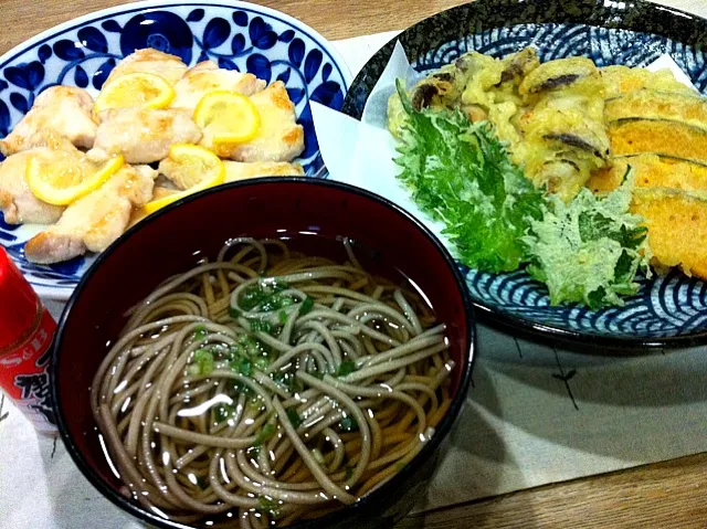 野菜天ぷらと蕎麦・胸肉ソテーのレモンソースかけ|まーままさん