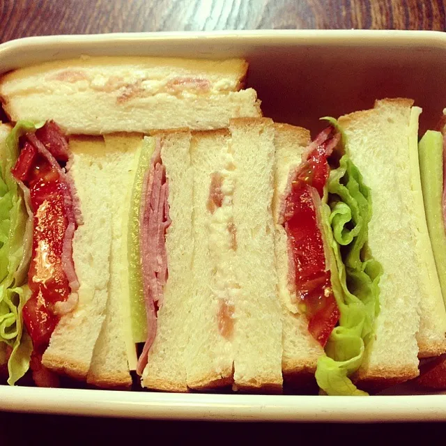 12/9娘弁当  サンドイッチ（BLT、ハムチーズきゅうり  りんごジャムとクリームチーズ）  ＊今日も部活と習い事のハシゴです＊|yukiyamasakiさん