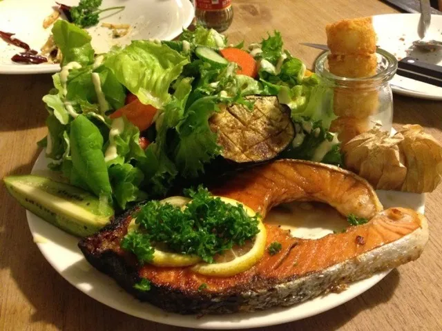 Snapdishの料理写真:Salmon steak 😍|Meiam K. Tkkさん