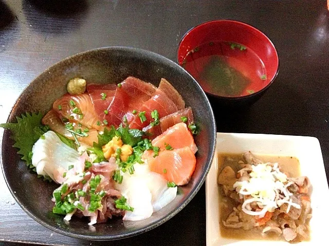 Snapdishの料理写真:海鮮丼ともつ煮|みーさん