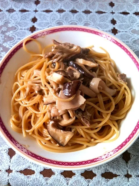 Snapdishの料理写真:豚バラキノコ和風パスタ|sapapuさん