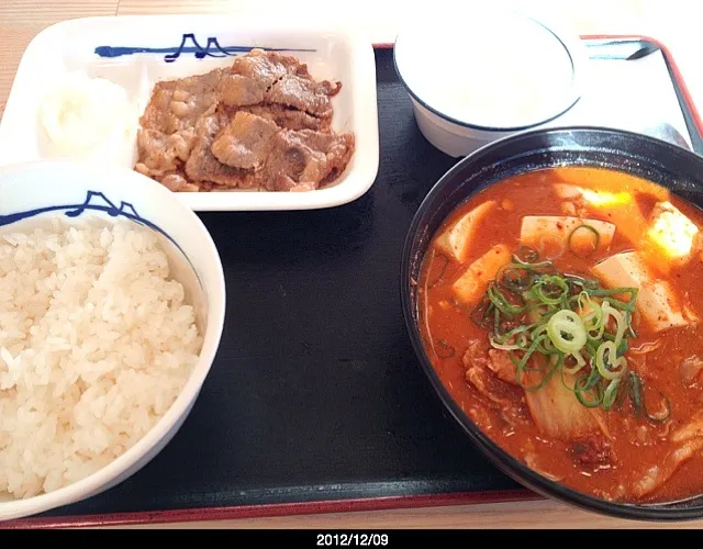 松屋の 『キムチチゲ定食 カルビ焼付き』|かずひこさん