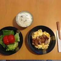 Teriyaki chicken on fried egg with salad and rice.|William McConnellさん