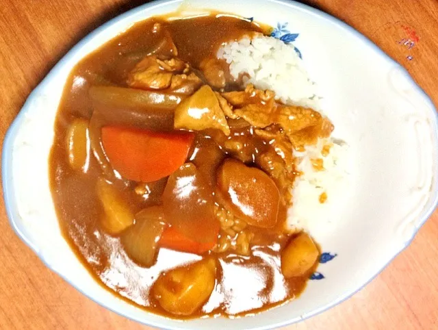 またカレーを作りました。今日のカレーはあまり辛くありません、だってハウスバーモントカレー中辛ですから。(^O^)|平田さん