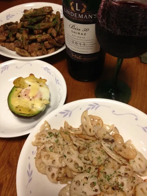 Snapdishの料理写真:塩麹漬け豚肉とごぼうのバルサミコ酢炒め。蓮根炒めクレイジーソルト味付け。アボカド卵チーズ載せてオーブン焼き。ワインはコストコのオーストラリア産リンデマンズBin50 シラーズ|しんたまりさん