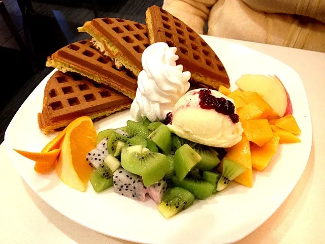 Assorted fruits ice cream waffle|Arthurさん