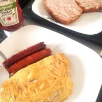 Mushroom omelet, honey hot dog, and tuna toast|Cat Katさん