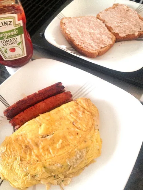 Mushroom omelet, honey hot dog, and tuna toast|Cat Katさん