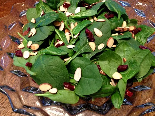 Spinach salad with toasted almonds and dried cranberries|Miaさん