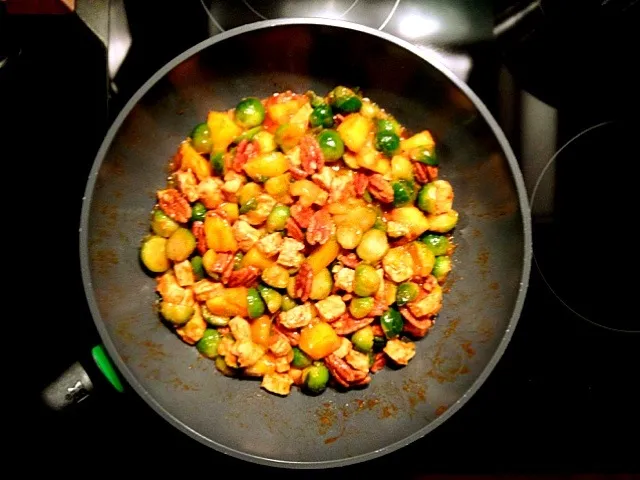 Snapdishの料理写真:Brussels sprouts Mango Pecans Quorn Chili sauce dish.|Hans de Kruijfさん